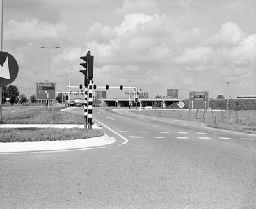 884346 Gezicht op het viaduct in de A12 over de Europalaan te Utrecht, vanuit het westen.